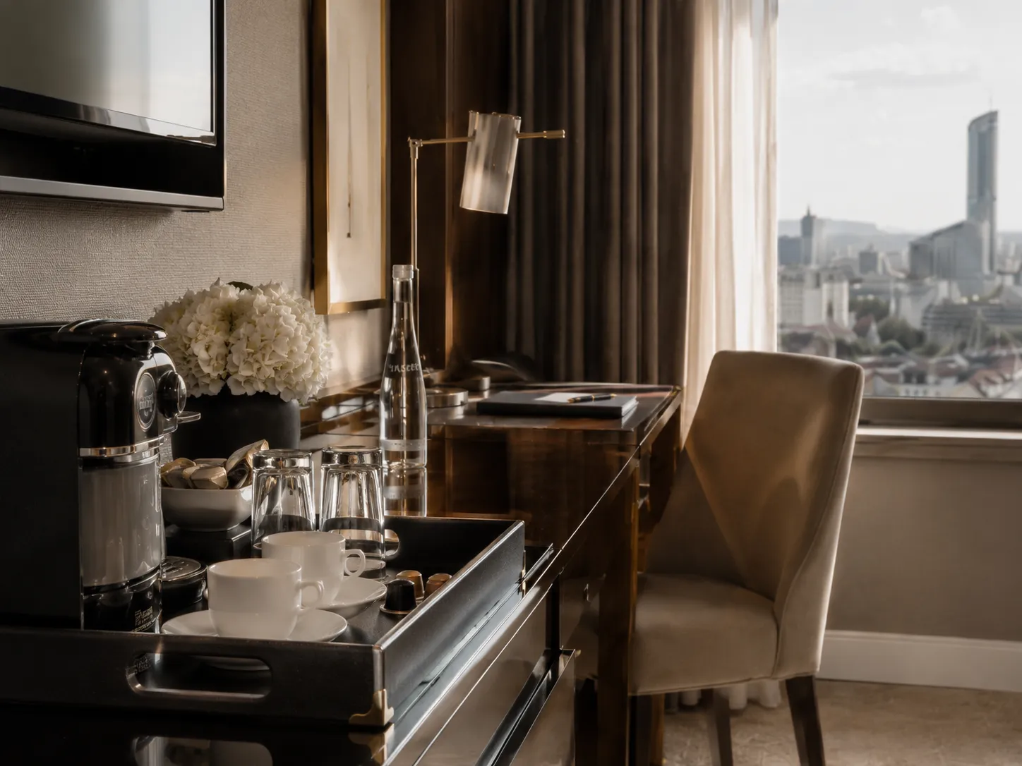 Kącik kawowy w pokoju hotelowym premium Wrocław